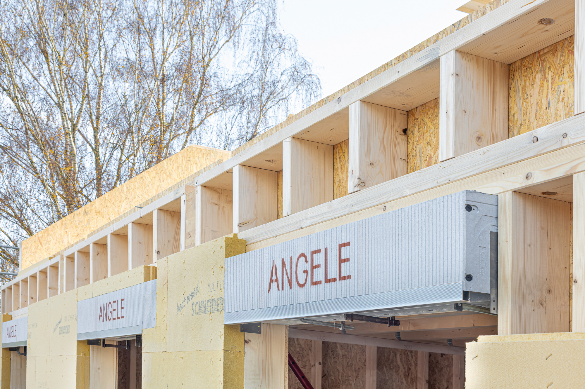 Holzbau-Einbau auf der Baustelle